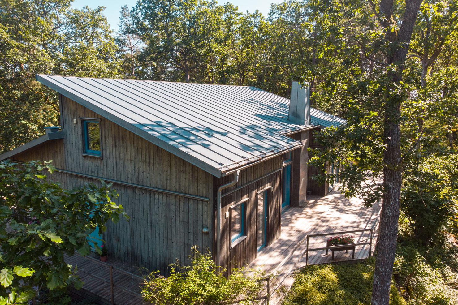 Zinkhus med sen tåtlig skorsten